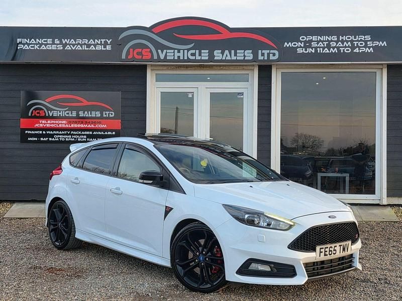 Used Ford Focus ST 250 HP (183 kW) 2015 White Hatchback