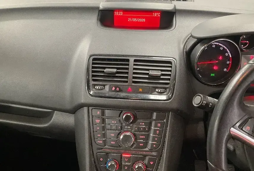 Used Vauxhall Meriva 100 HP (73 kW) 2015 Red MPV