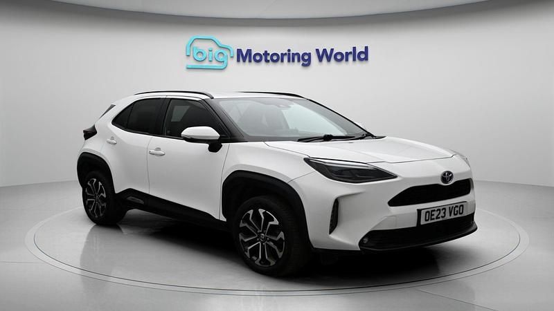 Used Toyota Yaris Hybrid Design 114 HP (83 kW) 2023 White Hatchback