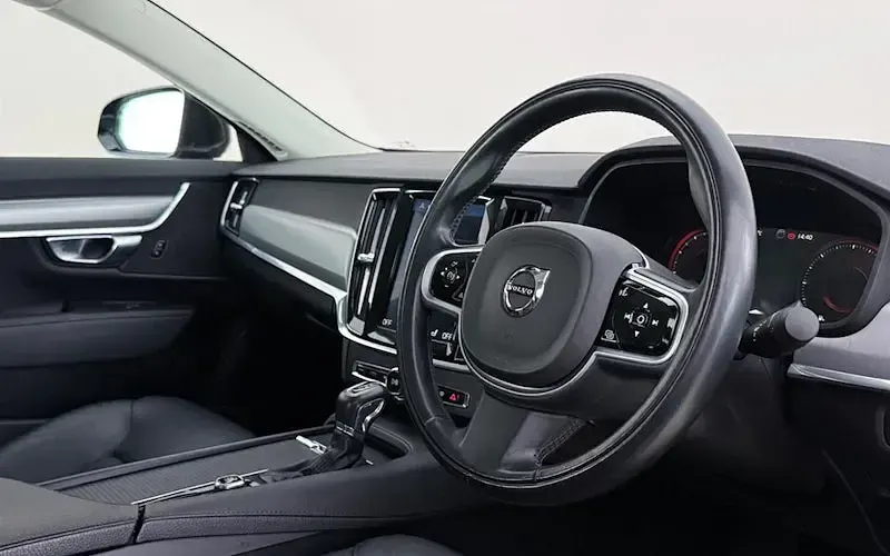 Used Volvo S90 Momentum 190 HP (139 kW) 2018 Black Sedan