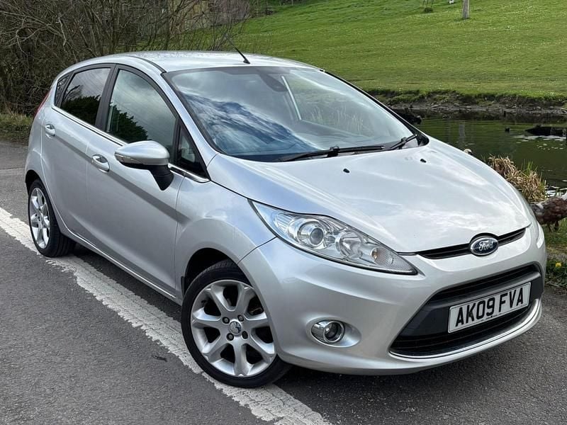 Used Ford Fiesta Titanium 70 HP (51 kW) 2009 Silver Hatchback