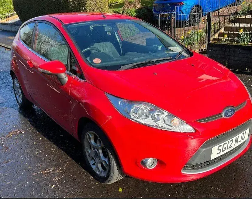 Usado Ford Fiesta Zetec 82 HP (60 kW) 2012 Vermelho Citadino