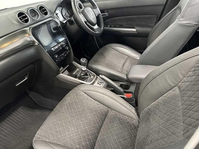 Used Suzuki Vitara 129 HP (94 kW) 2025 Red SUV