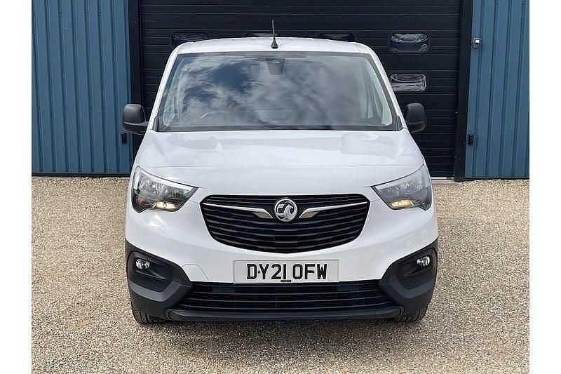 Second-hand Vauxhall Combo Edition 130 CP (95 kW) 2021 Alb Monovolum