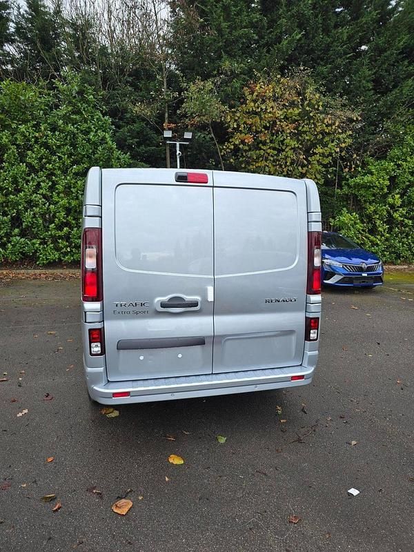 New Renault Trafic 170 HP (125 kW) 2026 Silver MPV
