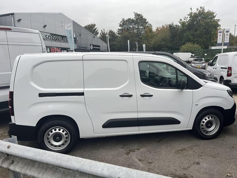 New Vauxhall Combo 100 kW (136 HP) 2025 Kaolin white MPV