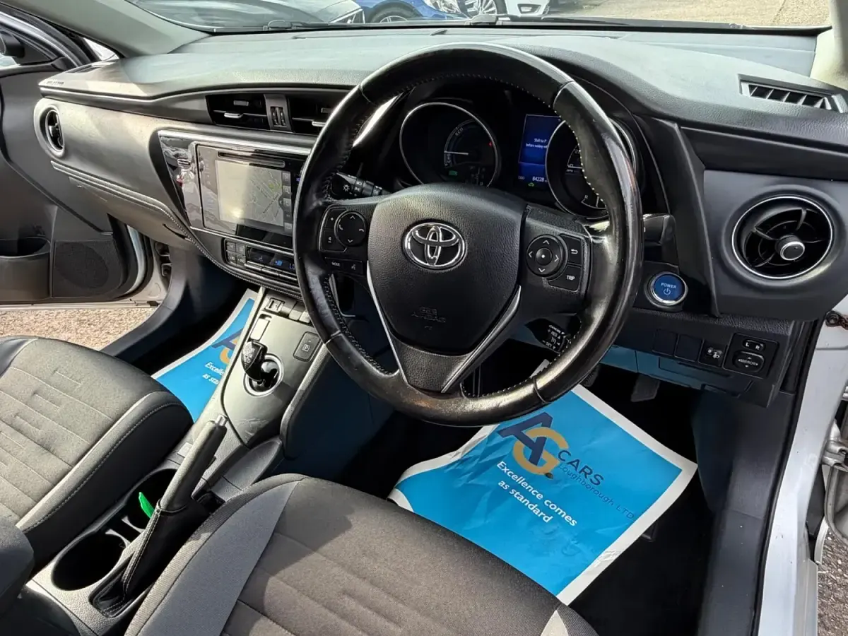 Used Toyota Auris Hybrid Design 136 HP (100 kW) 2016 Silver Hatchback