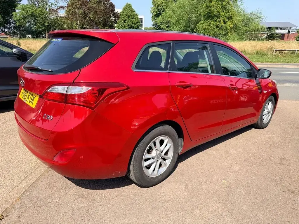 Used Hyundai i30 SE 136 HP (100 kW) 2016 Red Estate