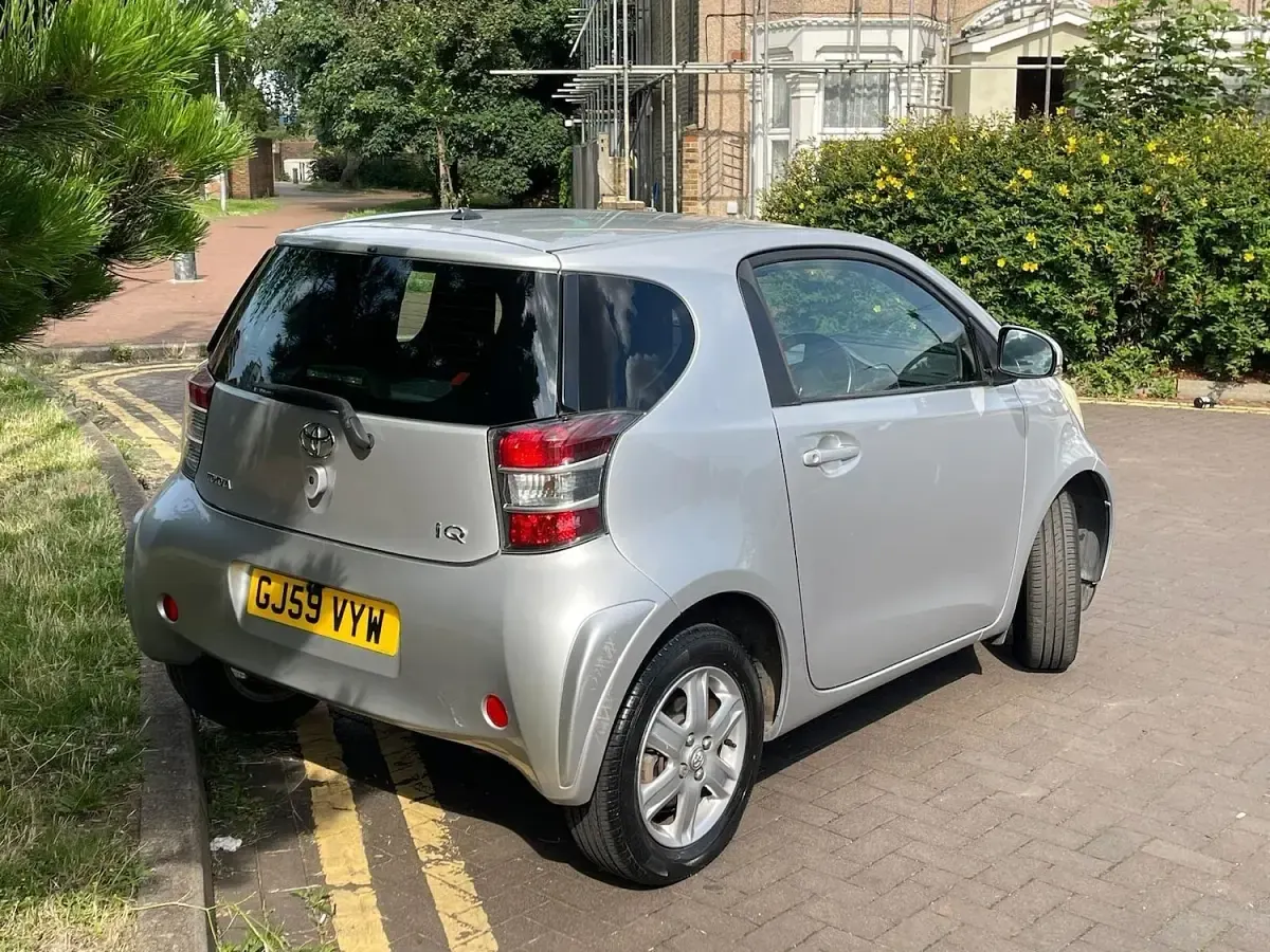 Used Toyota iQ 68 HP (50 kW) 2009 Silver Hatchback