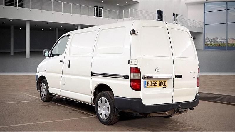 Used Toyota HiAce 120 HP (88 kW) 2009 White Van
