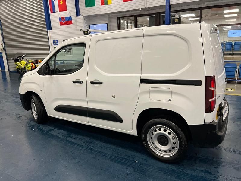 Used Vauxhall Combo 100 HP (73 kW) 2021 White Van