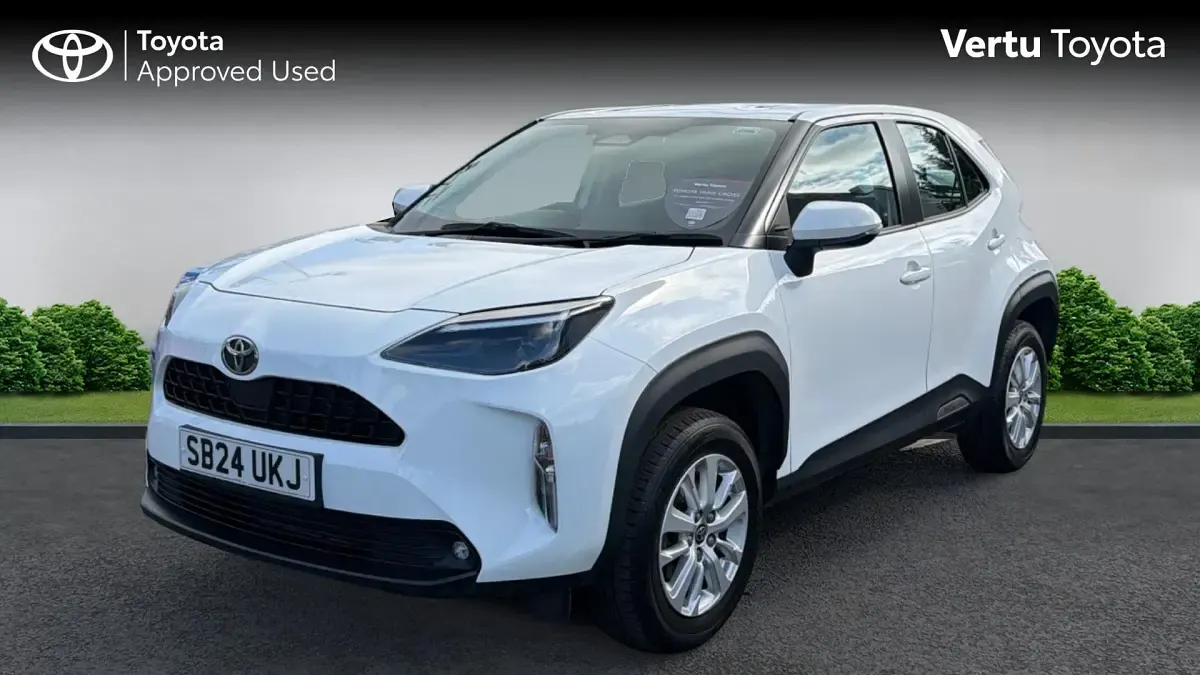 Used Toyota Yaris Hybrid 116 HP (85 kW) 2024 Pure white (solid paint) Estate