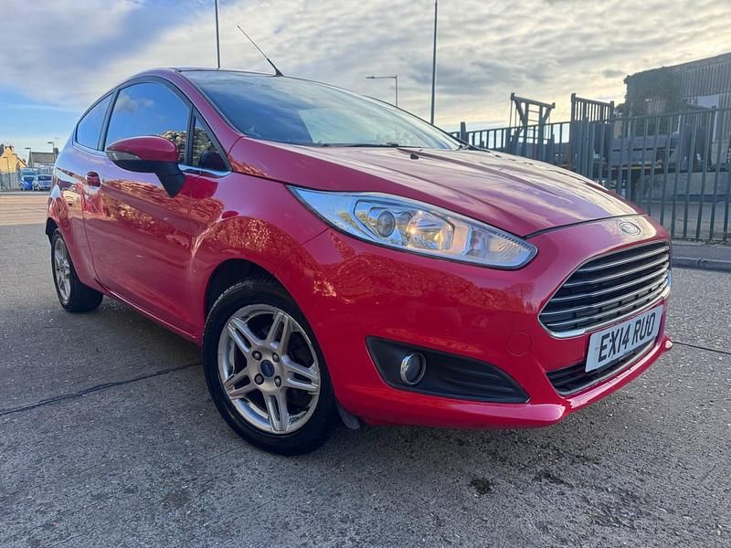 Used Ford Fiesta Zetec 82 HP (60 kW) 2014 Red Hatchback