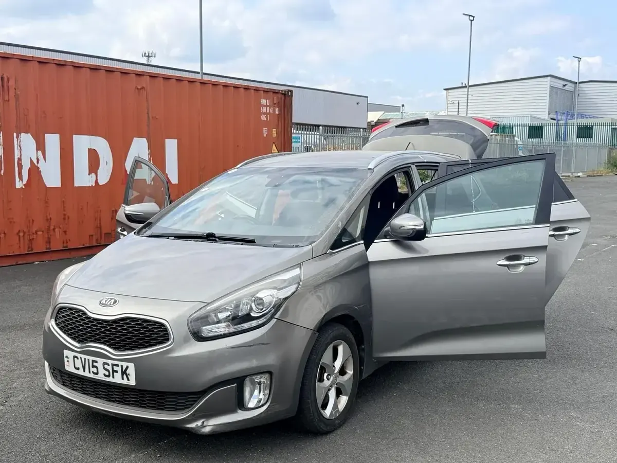 Used Kia Carens 134 HP (98 kW) 2015 Silver MPV
