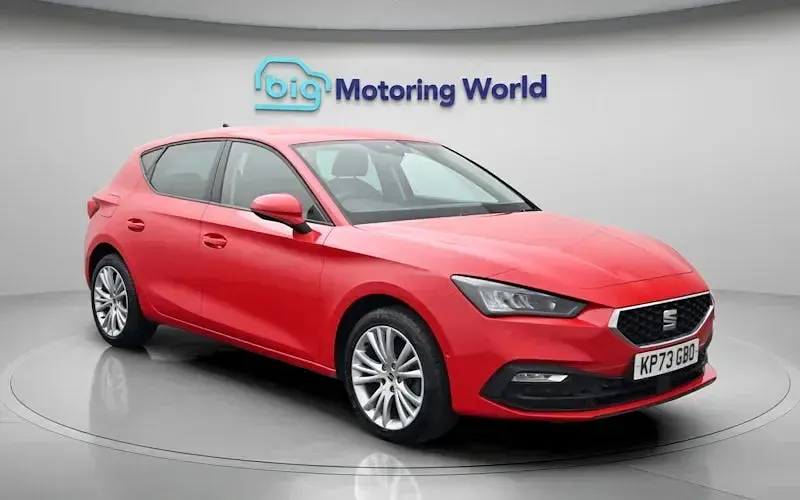 Used Seat Leon SE Dynamic 131 HP (96 kW) 2023 Red Hatchback
