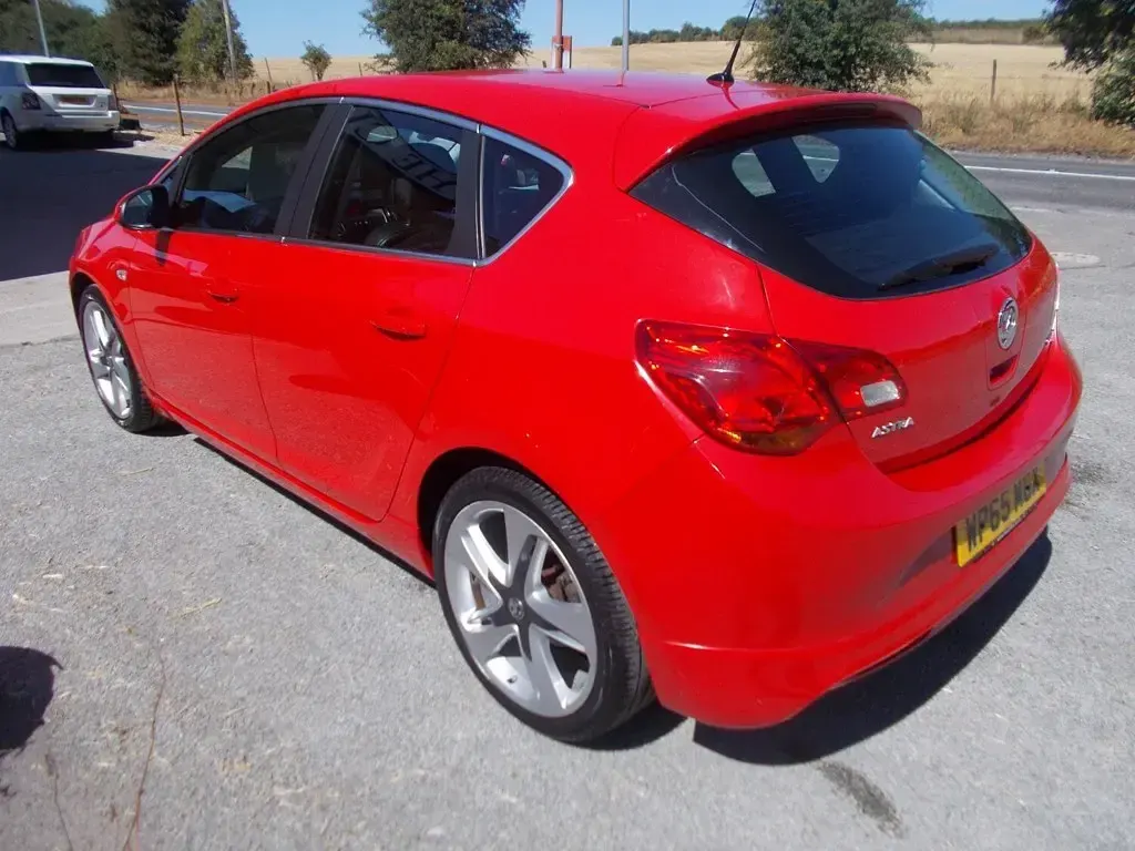 Used Vauxhall Astra Edition 140 HP (102 kW) 2016 Red Hatchback