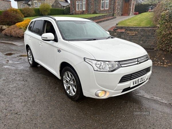 White Used 2015 Mitsubishi Outlander P-HEV Estate | £6,995 (Fair price) - Image 1/4