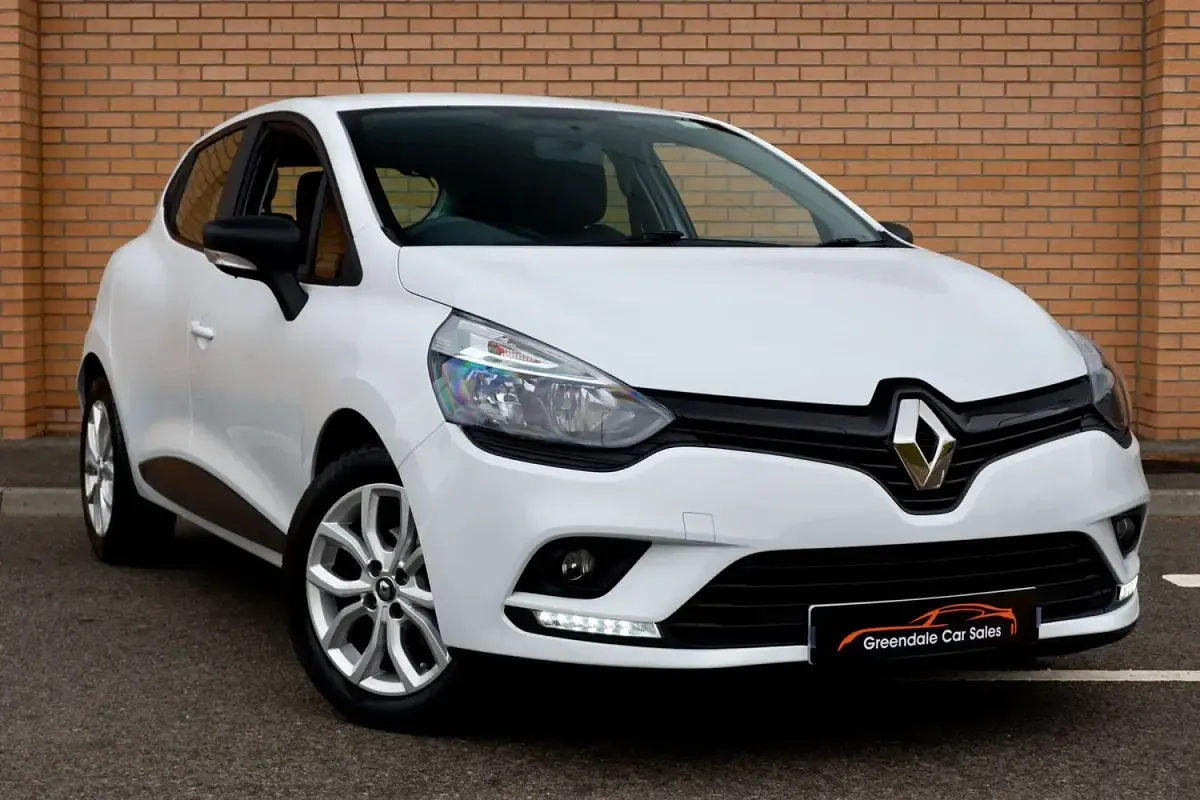 Used Renault Clio Play 73 HP (53 kW) 2018 White Hatchback