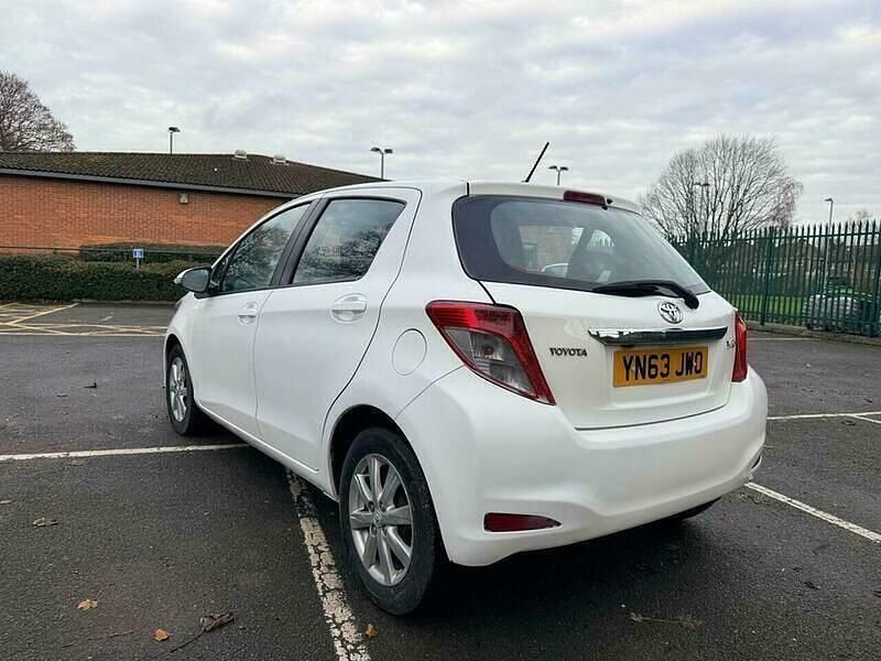 Used Toyota Yaris 2013 White Hatchback