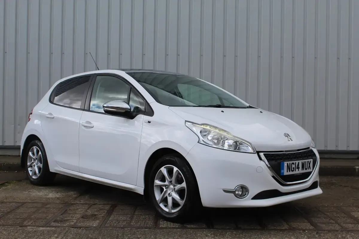 Used Peugeot 208 Style 80 HP (58 kW) 2014 White Hatchback