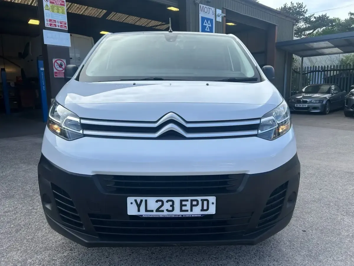 Usado Citroën Dispatch 100 CV (73 kW) 2023 Blanco Monovolumen