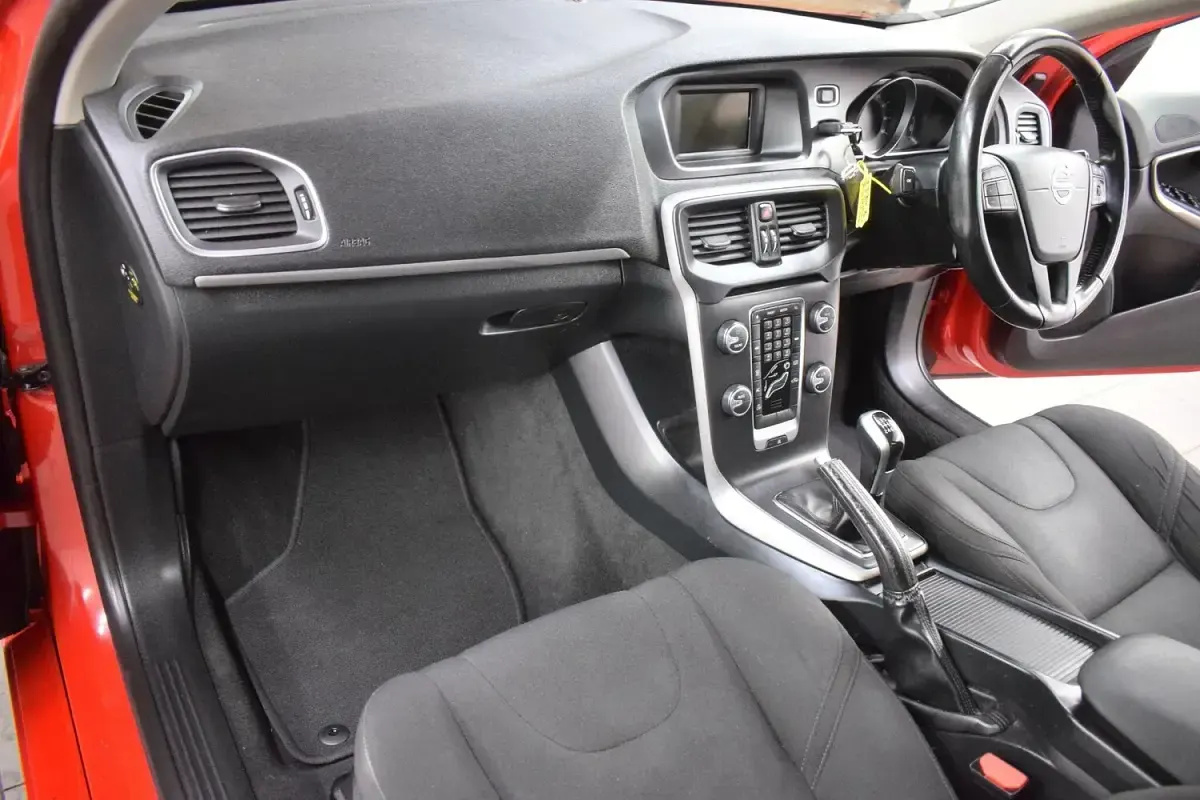 Used Volvo V40 120 HP (88 kW) 2016 Red Hatchback