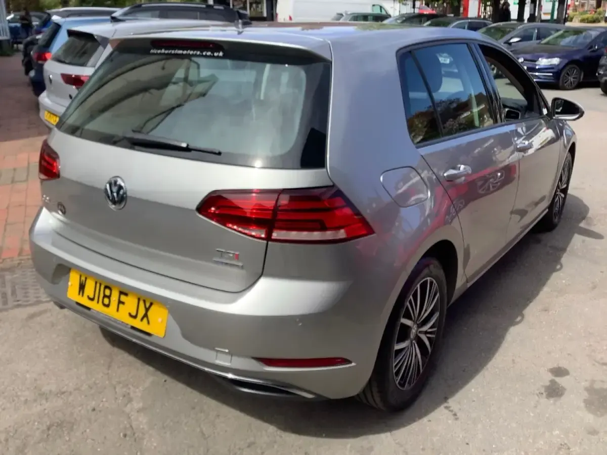 Używany VW Golf VII SE 125 KM (91 kW) 2018 Srebrny Hatchback