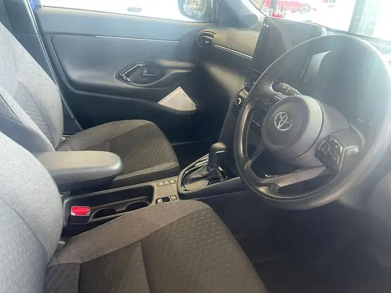 Used Toyota Yaris Hybrid Design 116 HP (85 kW) 2026 Blue SUV
