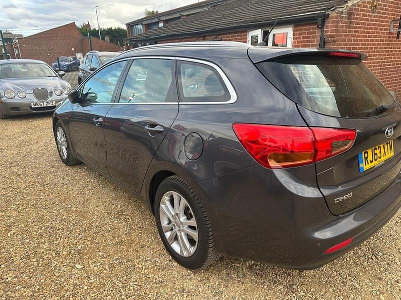 Usado Kia Ceed 2014 Prateado Citadino