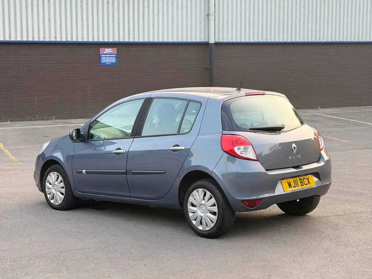 Used Renault Clio Expression 112 HP (82 kW) 2011 Blue Hatchback