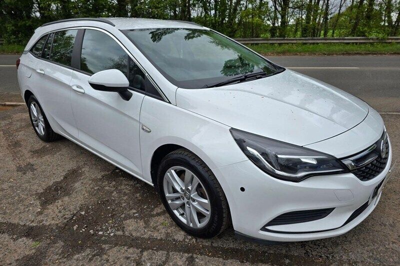 White Used 2017 Vauxhall Astra Design Edition Estate | £6,495 (Fair price) - Image 1/1