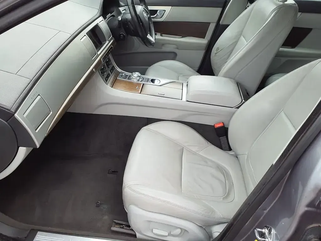 Używany Jaguar XF Luxury 240 KM (176 kW) 2012 Szary Sedan/Limuzyna