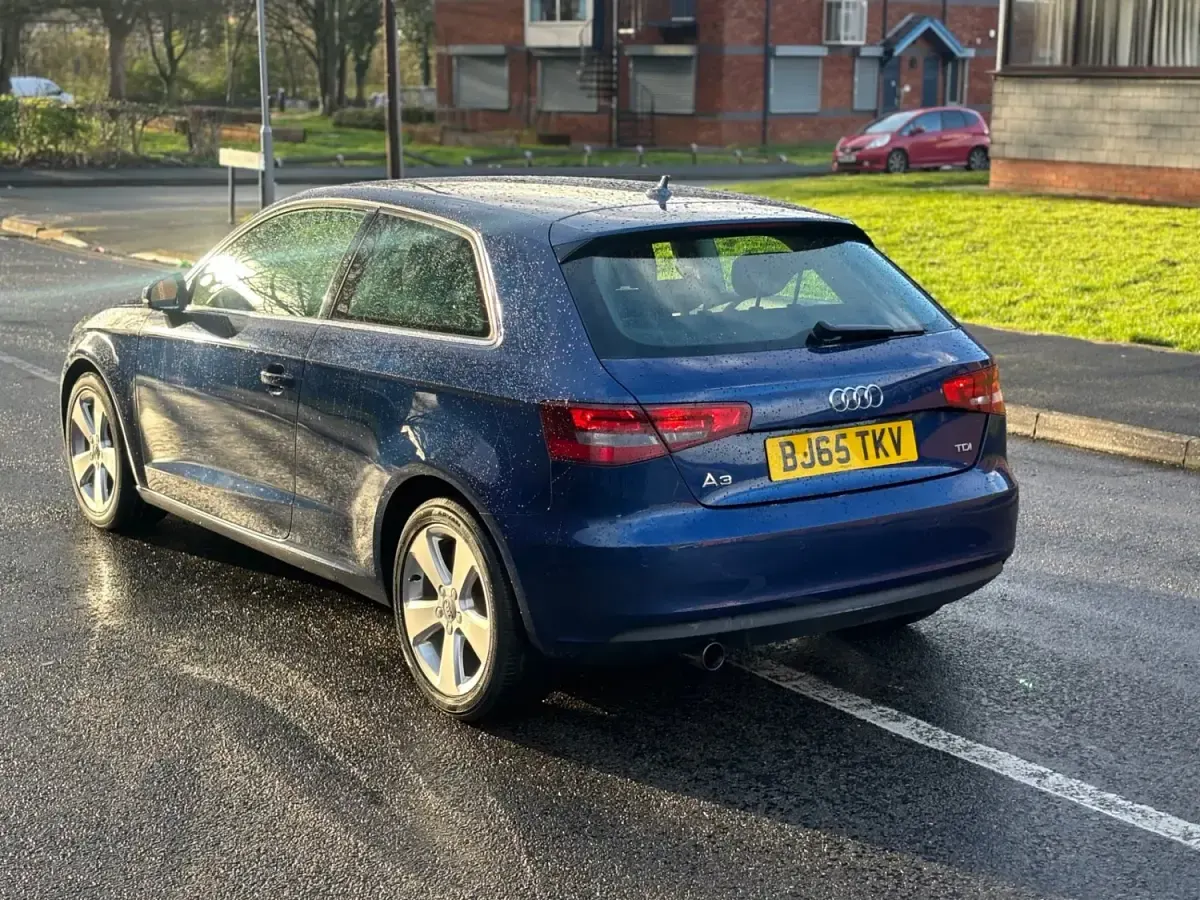 Usado Audi A3 Sport 110 HP (80 kW) 2015 Azul Citadino