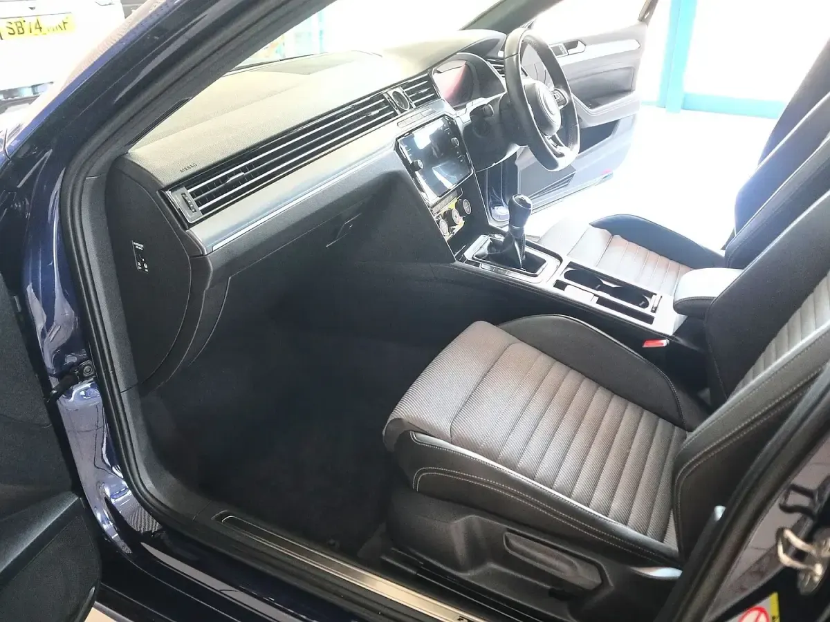 Used VW Passat R-line 190 HP (139 kW) 2018 Blue Sedan