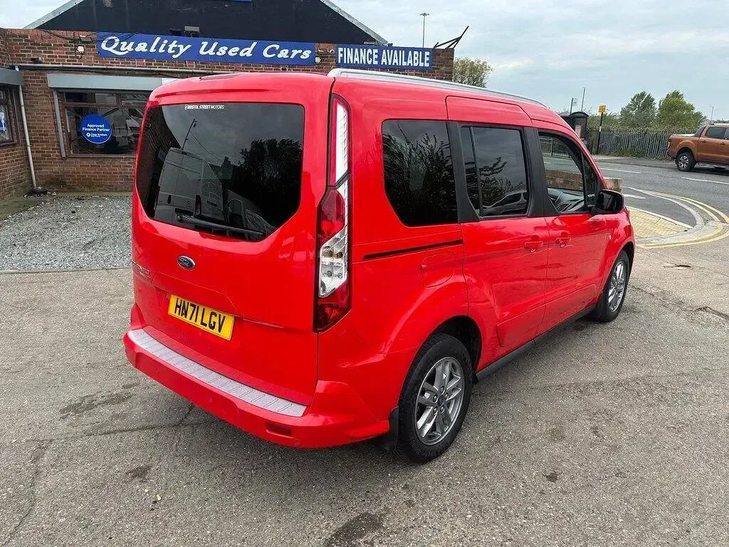 Used Ford Tourneo Connect Titanium 120 HP (88 kW) 2022 Red MPV