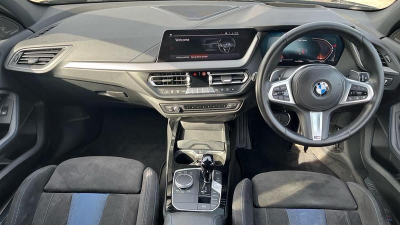 Begagnad BMW M135 Shadowline 302 HK (222 kW) 2022 Svart Halvkombi