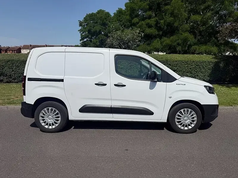 Used Toyota Proace 100 kW (136 HP) 2022 White MPV