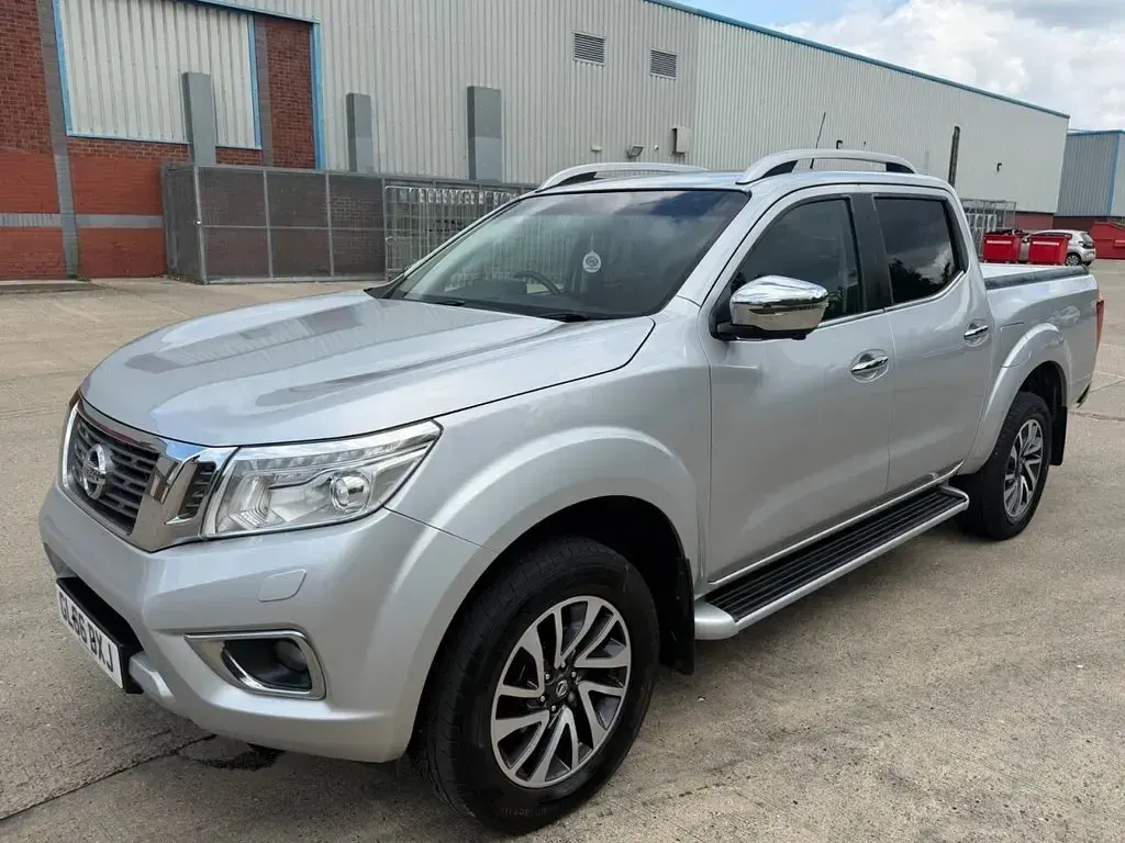 Used Nissan Navara Tekna 190 HP (139 kW) 2016 Silver Pickup