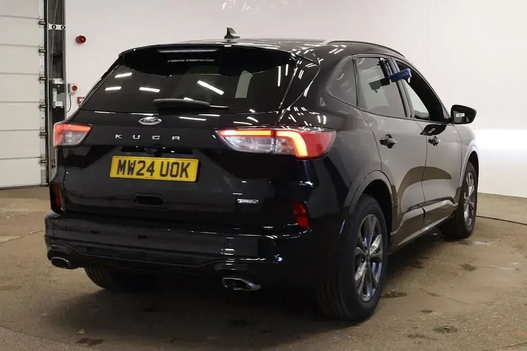 Second-hand Ford Kuga ST-Line 225 CP (165 kW) 2024 Negru SUV