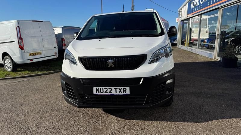 Used Peugeot e-Expert 100 kW (136 HP) 2022 White Van