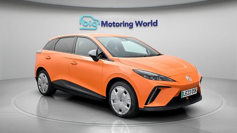 Begagnad MG MG4 EV Trophy 319 kW (435 HK) 2023 Orange Halvkombi