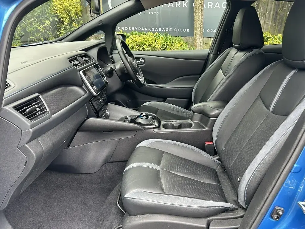 Used Nissan Leaf Tekna 160 kW (218 HP) 2019 Blue Hatchback