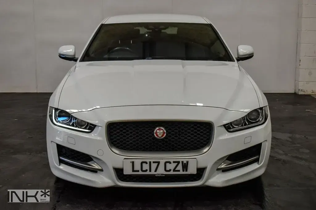 Używany Jaguar XE R-Sport 180 KM (132 kW) 2017 Biały Sedan/Limuzyna