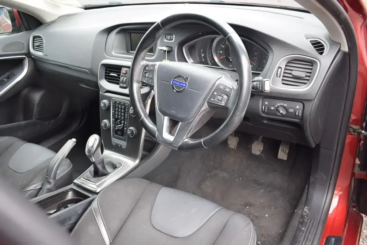 Used Volvo V40 SE 115 HP (84 kW) 2014 Red Hatchback