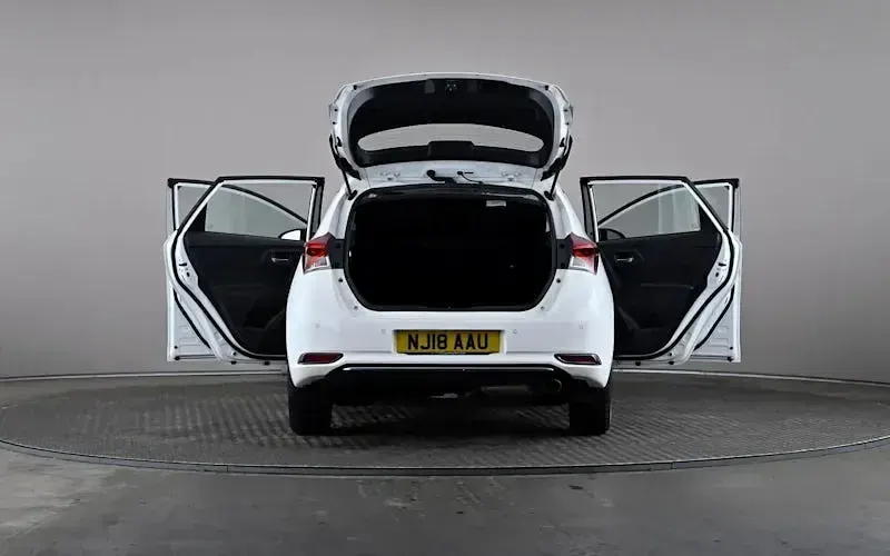 Used Toyota Auris 116 HP (85 kW) 2018 White Hatchback