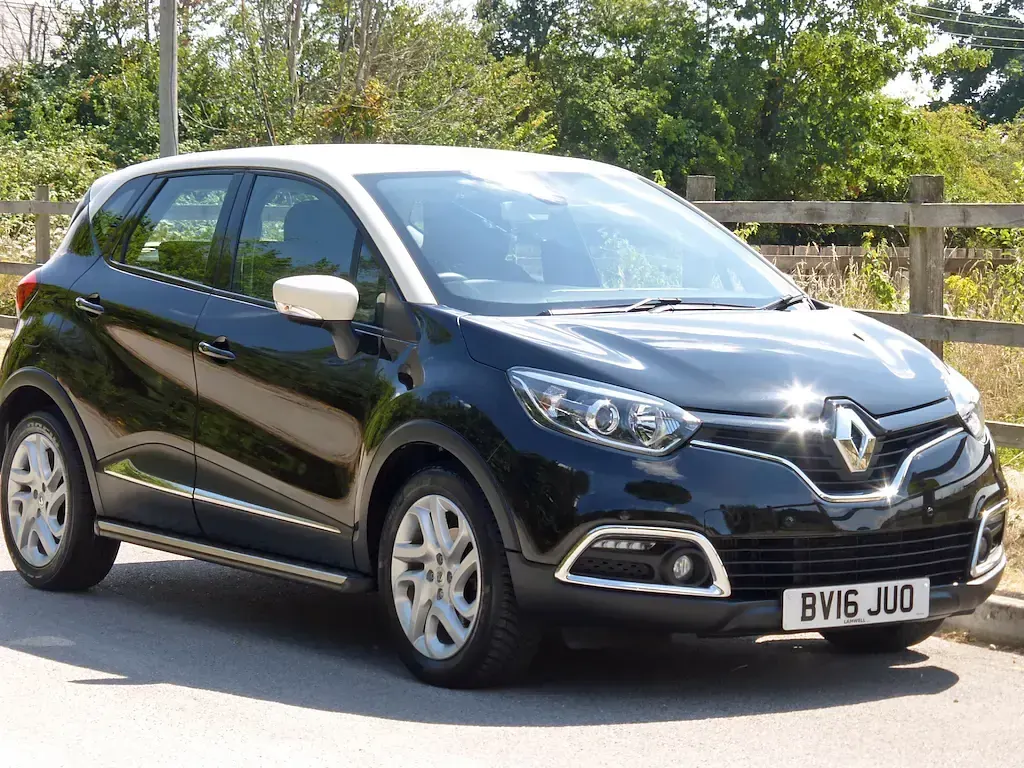 Used Renault Captur Dynamique 2016 Sapphire black metallic/cream roof SUV