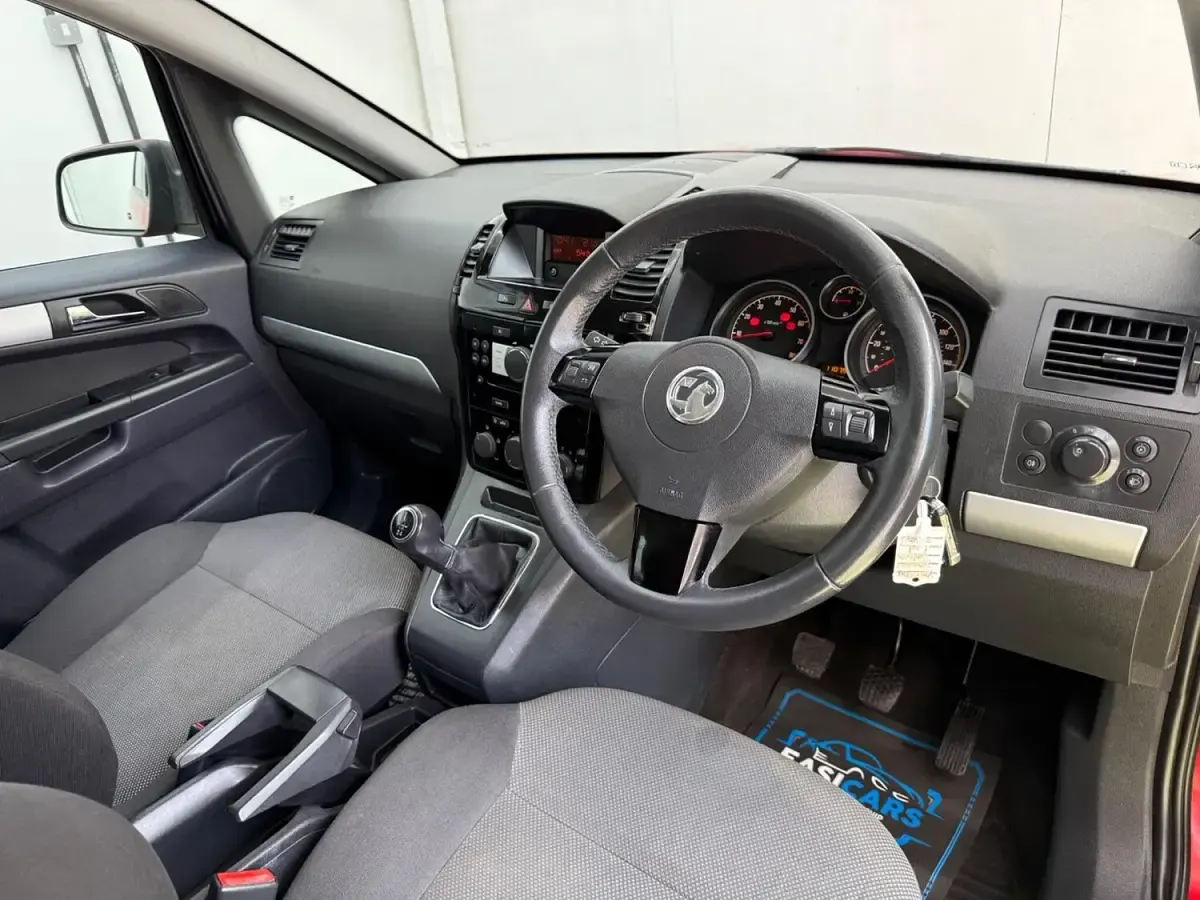Used Vauxhall Zafira 120 HP (88 kW) 2014 Red MPV