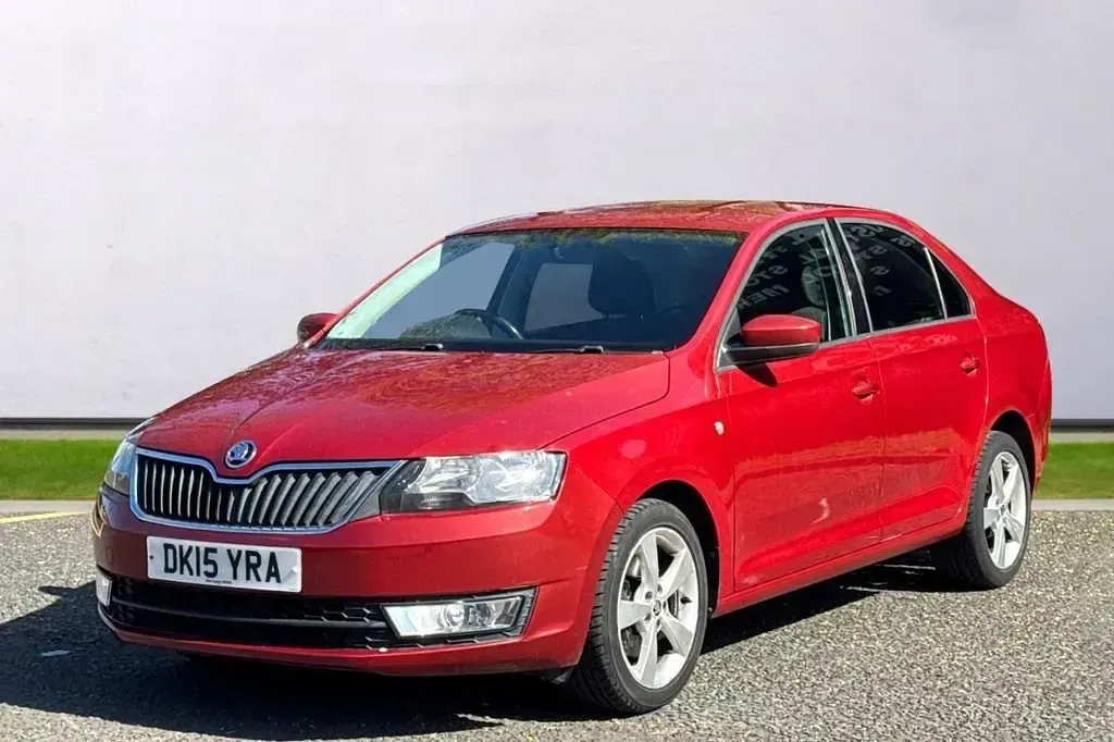 Usado Skoda Rapid Elegance 105 HP (77 kW) 2015 Vermelho Citadino