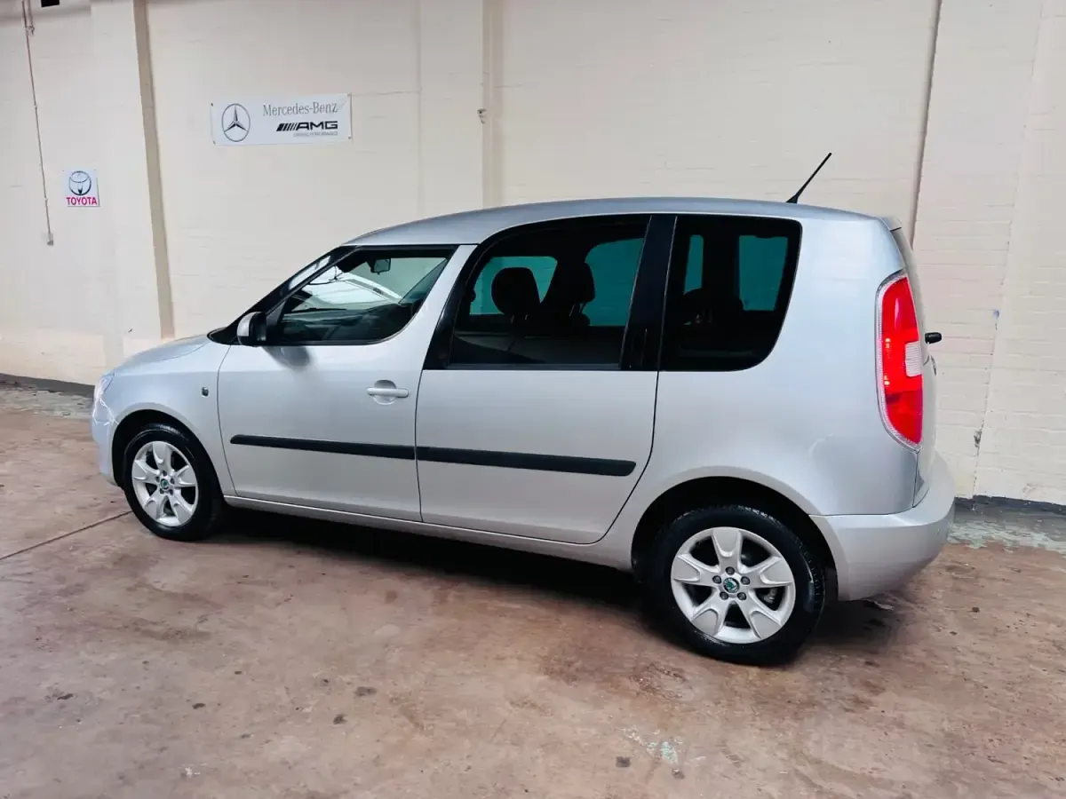 Usado Skoda Roomster SE 105 CV (77 kW) 2012 Plateado Monovolumen