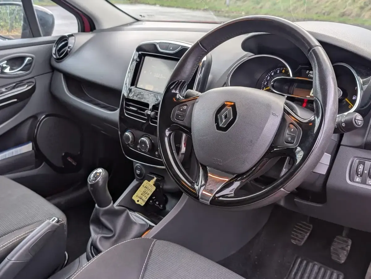 Usado Renault Clio IV Dynamique 75 HP (55 kW) 2014 Vermelho Citadino